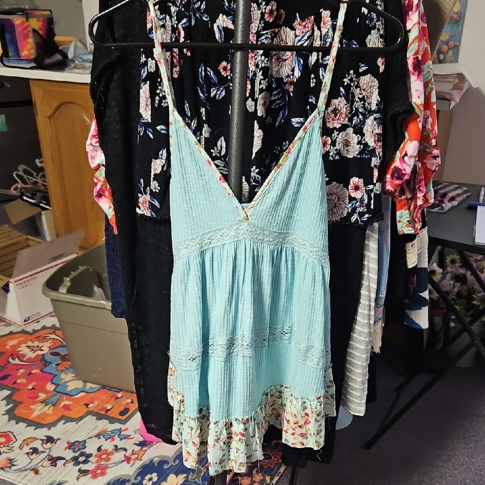 ❤️🔥LAST CHANCE ❤️🔥POL Light Blue Floral Trim Tank Top